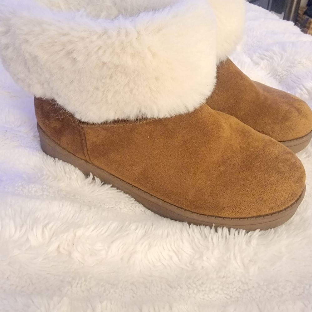 SO Tan Suede Kids Boots with White Fur Lining